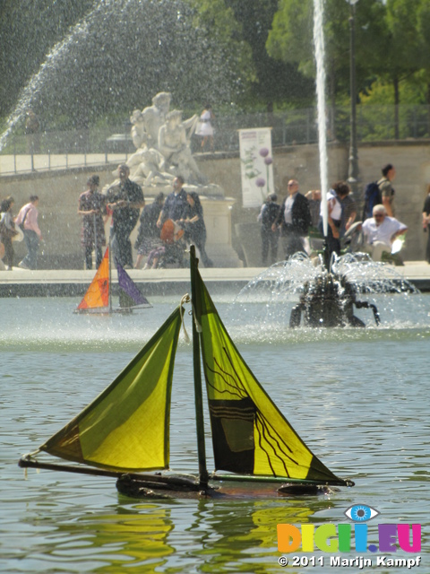 SX18629 Boats in lake in Jardin de Tuilenes